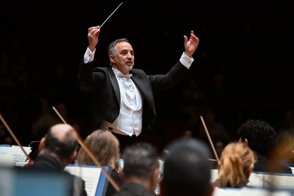 Ricardo Casero conducting an orchestra